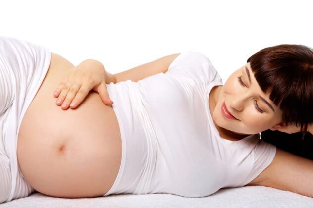 беременная наблюдает за шевелениями