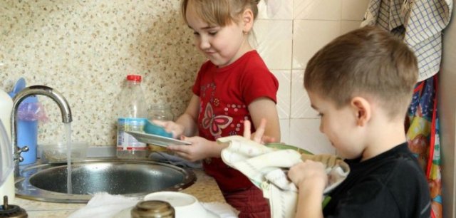дети моют посуду