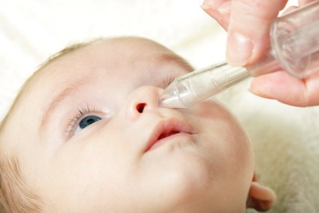 чистка носа новорожденного аспироатором