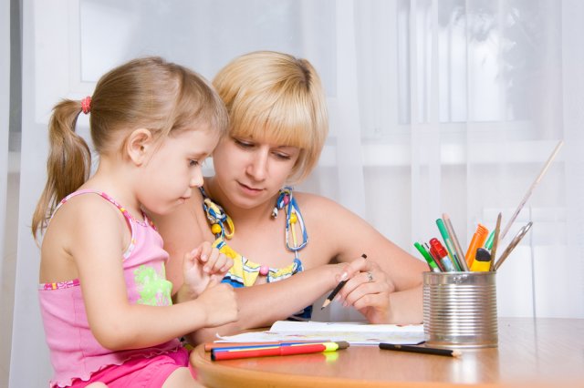 ребенок рисует с мамой